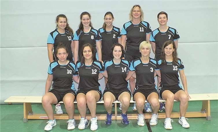 Die neu formierte Damenmannschaft des TuWi-Adenau Saison 2014/15: (Hintere Reihe): Hellen Knechtges (Zuspielerin), Maike Zimmermann (Mittelangreiferin), Julia Weber (Außenangreiferin), Trixi Kalcik (MA), Ellen Bradkte (AA), (Vordere Reihe): Eva Claesgens (Z), Melissa Uslu (AA), Sarah Koll (MA), Annika Holst (AA), Claudia Holst (Z). Es fehlen: Sarah Hoffmann (MA), Jessica Roos (AA). privat