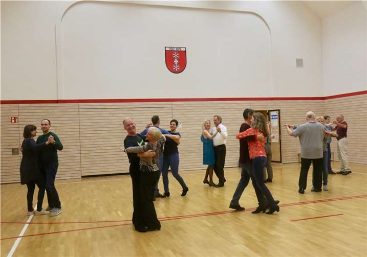 Die neu gegründete Gruppe „Gesellschaftstanz“.  Foto: TGO