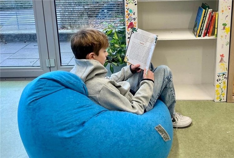 Die neu geschaffene Leseecke im Spielhaus am Moselufer lädt zum Verweilen ein.Foto: Stadt Koblenz/Lara Schwickert