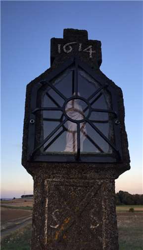 Die neu geschaffene Madonnenfigur am Pilgerweg nach Fraukirch.