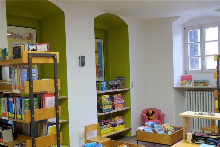 Die neu gestaltete Bücherei präsentiert sich bei einem Flohmarkt.privat