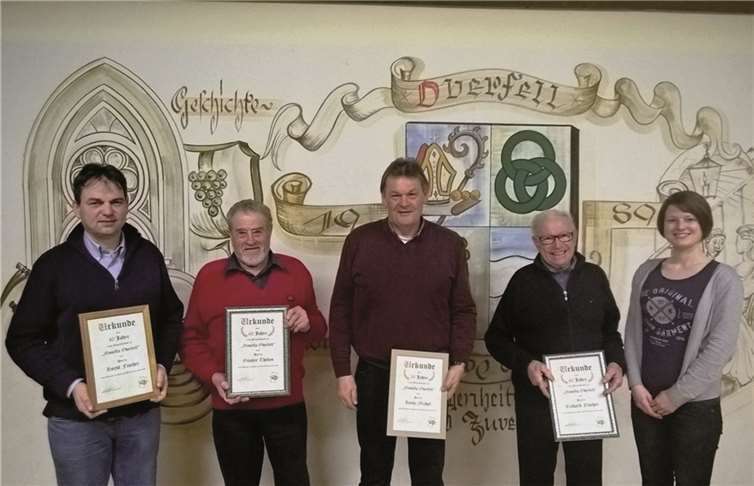 Die neu gewählte Vorsitzende der Mosella, Eva Christ (r.), konnte folgende Mitglieder ehren (v.l.): Horst Fischer ( 40 Jahre Mitgliedschaft), Günther Thelen (60 Jahre), Heinz Michel (50 Jahre) und Richard Fischer (60 Jahre); es fehlt: Clemens Thelen (60 Jahre).