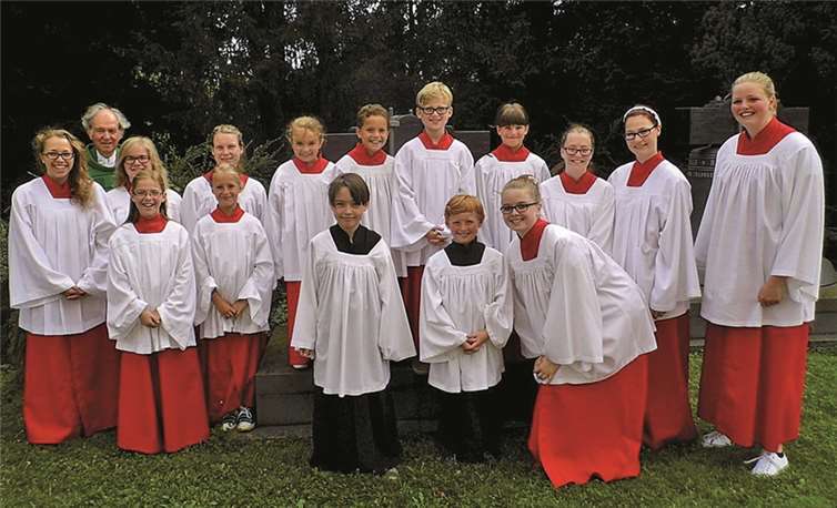 Die neu vorgestellten Messdiener zusammen mit ihren Obermessdienerinnen und Pfarrer Prof. Bitter.privat