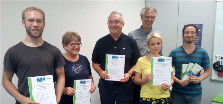 Die neu zertifizierten Energiesparhelfer und -helferinnen Lukas Römpler, Angela Stiefel, Dr. Rolf Stiefel und Aynura Maharramava präsentieren ihre Zertifikate. Referent Harald Richter und Projektassistent Quentin Messier – mit Flyern zum Projekt – gratulierten.privat