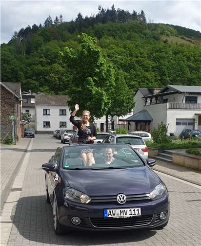 Die neue Ahrweinprinzessin Linda Trarbach fuhr mit dem offenen Cabriolet vor.