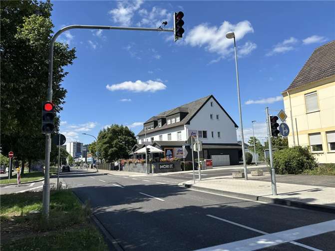 Die neue Ampel am Kreuzungsbereich Peter-Klöckner-Straße/ Schlachthofstraße wird zukünftig den Verkehr regeln.  Fotos: Stadt Koblenz/ Mandy Steffens)