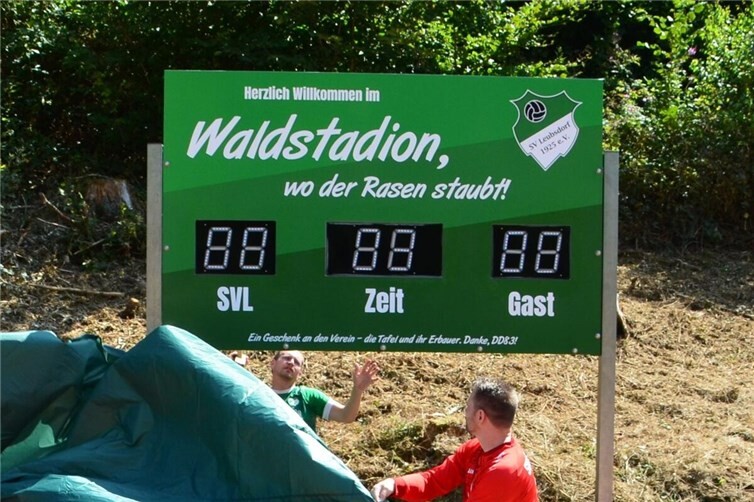 Die neue Anzeigentafel im Waldstadion, selbst gebaut und programmiert von einem Spieler der 1. Mannschaft.