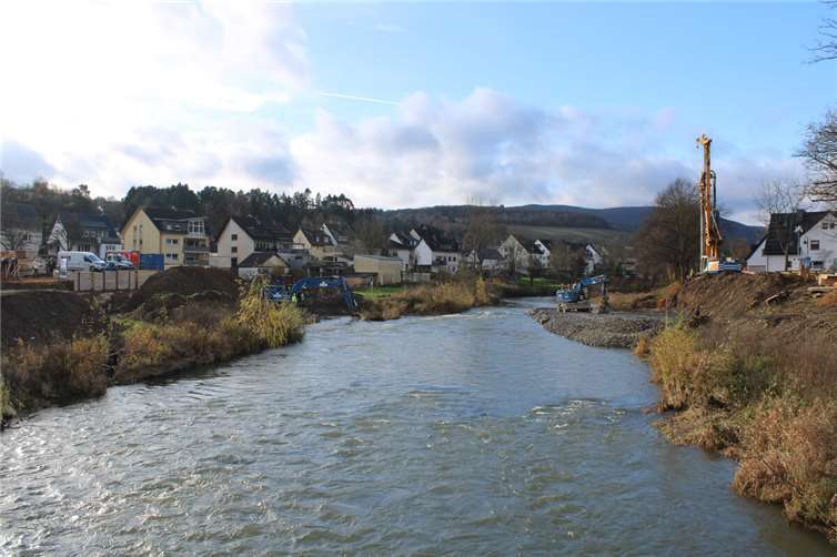 Verbindung zwischen Bachem und Ahrweiler mit 15 Meter tiefen Bohrpfählen Die neue Bachemer Brücke verbindet die Stadtteile Bachem und Ahrweiler.