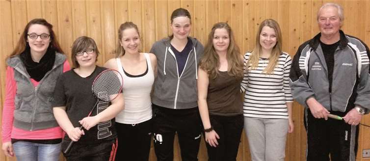 Die neue Badmintongruppe des TTC Fritzdorf: Alina, Hannah, Julia, Miriam, Sarah, Lisa und Übungsleiter Rudi Sonntag. privat