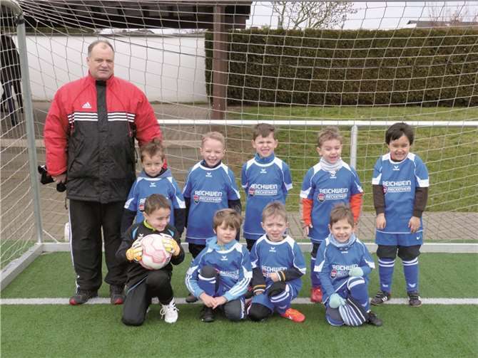Bambinis bestreiten ihr erstes Spiel Die neue Bambini-Fußballmannschaft von TuRa Oberdrees. privat