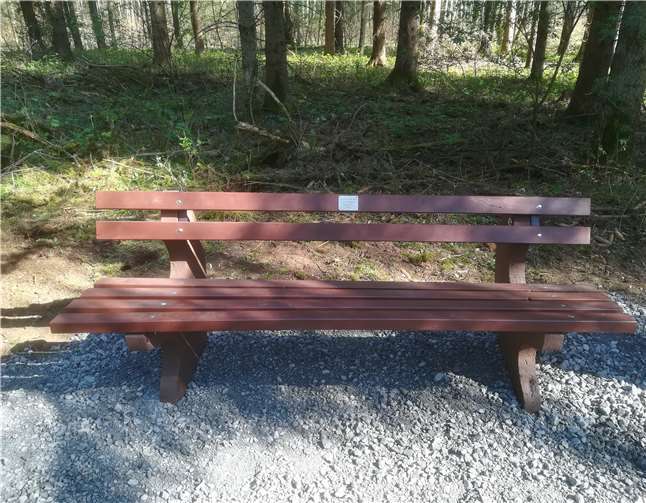 Die neue Bank lädt die Spaziergänger zum Verweilen im schattigen Wald ein. Fotos: Traktorfreunde Rückeroth