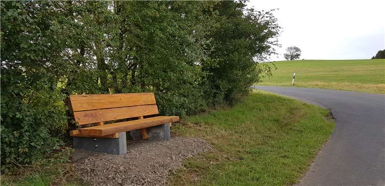 Die neue Bank zwischen Fuchshofen und Reifferscheid bietet einen schönen Blick auf den Aremberg. Foto: privat