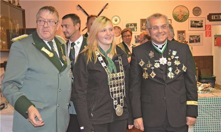 Die neue Bezirksjungschützenprinzessin Jacqueline Ockenfels wurde von Bezirkspräses Herbert Ritterath (r.) ausgezeichnet.