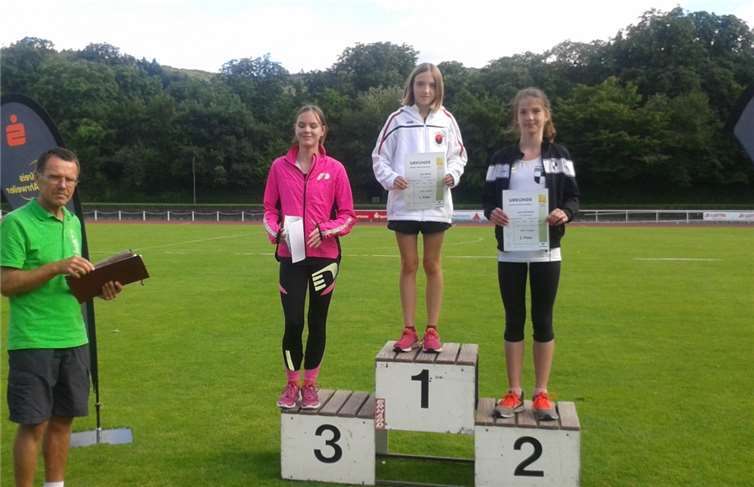 Die neue Bezirksmeisterin Josi Balles bei der Siegerehrung im Fünfkampf.  Privat