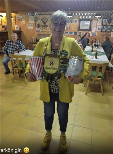 Die neue Bierkönigin der St. Hubertus Schützen mit Kette und Siegprämie.Foto: privat