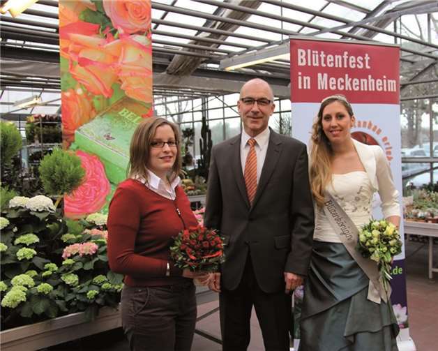 Die neue Blütenkönigin 2014, Sarah Ibraimi (re.) mit Bürgermeister Bert Spilles und ihrer Vorgängerin Janina Durstewitz. Sarah wurde im Sängerhof gekrönt. STEIN