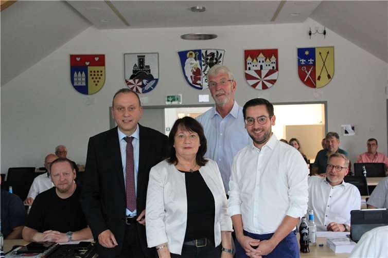 Die neue Brohltal-Spitze: (von links) Johannes Bell, Elisabeth Dahr, Rolf Hans und Philipp Hergarten im Wappensaal des Rathauses in Niederzissen.  Foto: GS