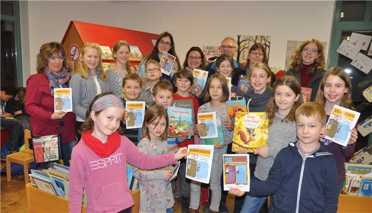 Die neue Broschüre mit Büchertipps für Kinder und Jugendliche wurde jetzt in der Öffentlichen Bücherei St. Martin vorgestellt.privat