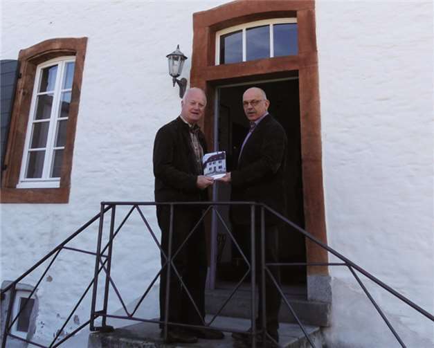 Die neue Broschüre stellten Dr. Jörk Köpke und Dieter Ohm im Herrenhaus Burg Altendorf vor. WM