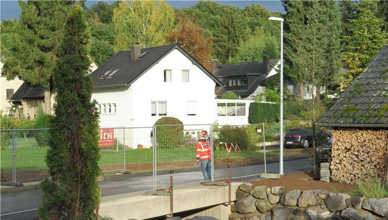 Die neue Brücke am Grünen Weg - noch mit provisorischem Geländer, aber für den Verkehr freigegeben.