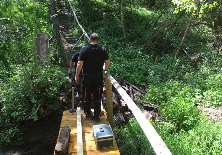 Die neue Brücke über den Bach.