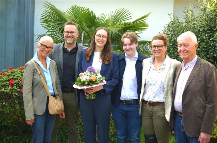 Die neue Brunnenkönigin Elisa Kindler mit ihrer Familie.