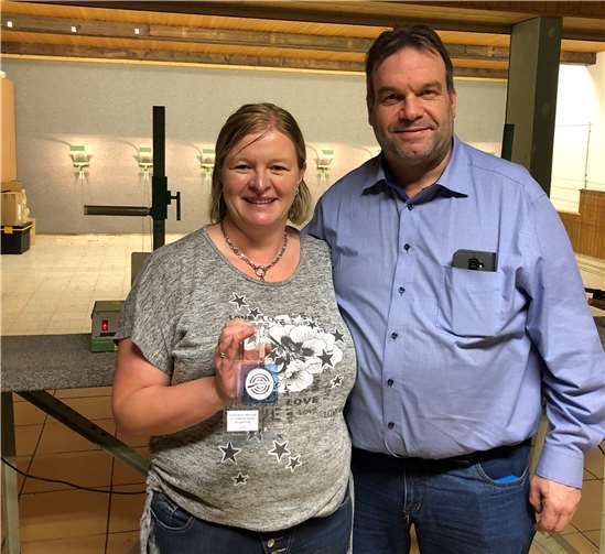 Die neue Bürgerkönigin Elke Doll mit dem Brudermeister Joachim Engel.