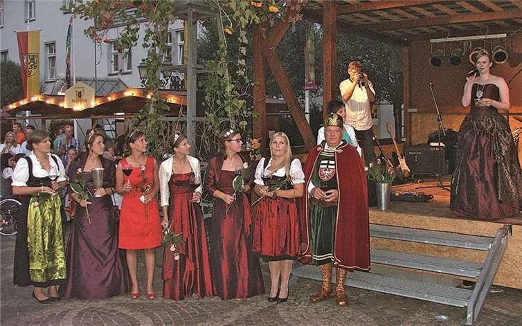 Die neue Burgundia Carina Mombauer (re.) eröffnete am Freitagabend den Weinmarkt. Ahrtal-Tourismus Bad Neuenahr-Ahrweiler