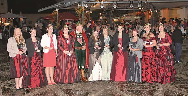 Die neue Burgundia Theresa Friedrich (4.v.l.), Ahrweinkönigin Viktoria Kugel (3.v.l.) und Bacchus Rudi Wolber im Kreise der Weinmajestäten von der Ahr bei der Eröffnung des Weinmarkts am Freitagabend. BÜN