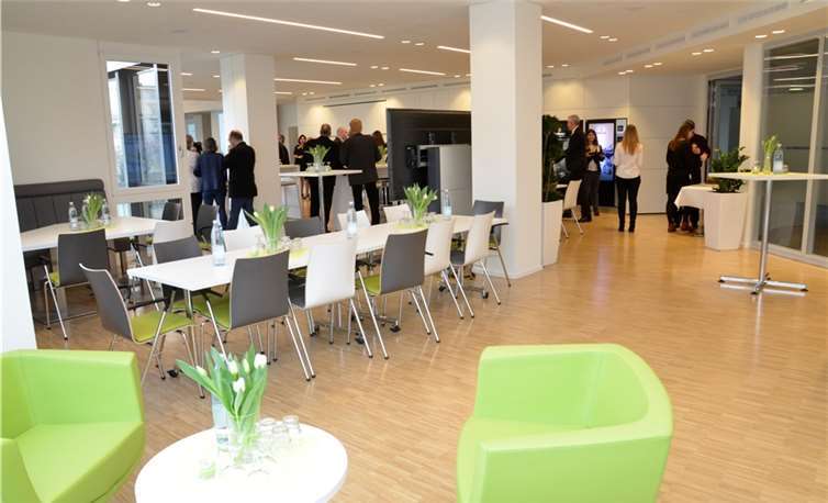 Die neue Cafeteria präsentiert sich in hellen Farben.