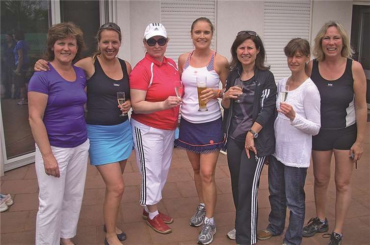 Die neue Damen-30-Mannschaft, die erstmals Medenrunden-Luft schnuppern wollte (v.l.n.r.): Mathilde Henzgen, Alice Lange, Tatjana Quirin, Julia Adams, Birgitt Heise, Christiane Veeck und Annette Hentsch. privat