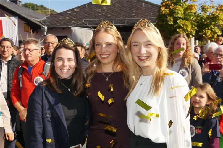 Die neue Deutsche Weinkönigin Anna Zenz wurde in Ediger-Eller mit ihren beiden Weinprinzessinnen herzlich empfangen. Fotos: TE