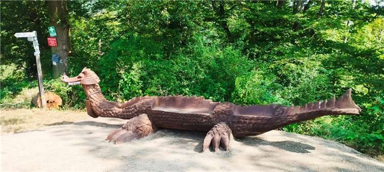 Die neue Drachenbank steht auf dem Zuweg zum Rheinsteig.  Foto: Jens Blümel / Stadtverwaltung Lahnstein