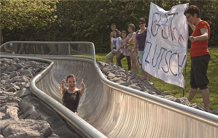 Die neue Edelstahlrutsche wird sicher eine große Attraktion.privat