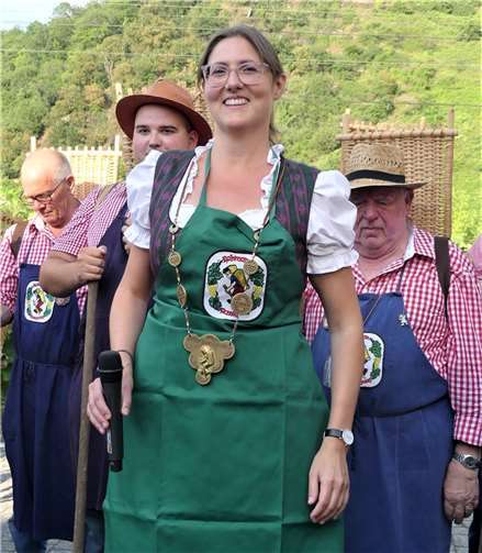 Die neue Ehren-Razefrau Kathrin wurde mit der offiziellen grünen Schürze der Lehmer Razejunge ausgestattet.