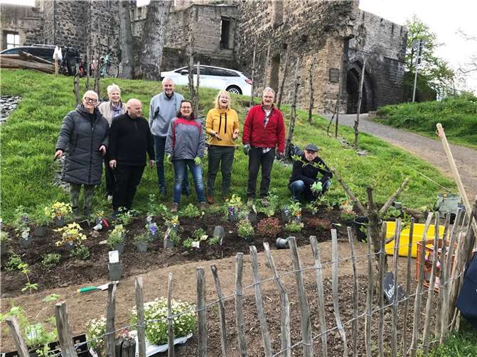 Die neue Ehrenamtsgruppe hatte sich zu einer ersten Pflanzaktion im Schlossgarten getroffen. Foto: Anke Gesell
