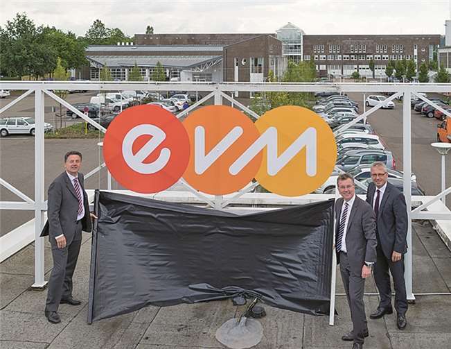 Die neue Energieversorgung Mittelrhein AG (evm) ist da: (Von links) Dr. Karlheinz Sonnenberg, Bernd Wieczorek und Josef Rönz enthüllten das neue Logo in Koblenz in der Ludwig-Erhard-Straße. evm/Homann