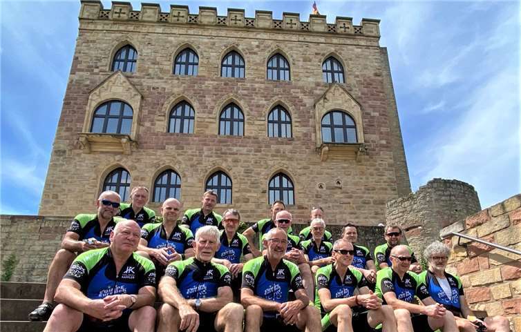Die neue „Equipe EuroDeK“ machte bei ihrer Etappenfahrt in der Pfalz auch Station auf dem Hambacher Schloss, der „Wiege der Demokratie“ in Deutschland.Foto: privat