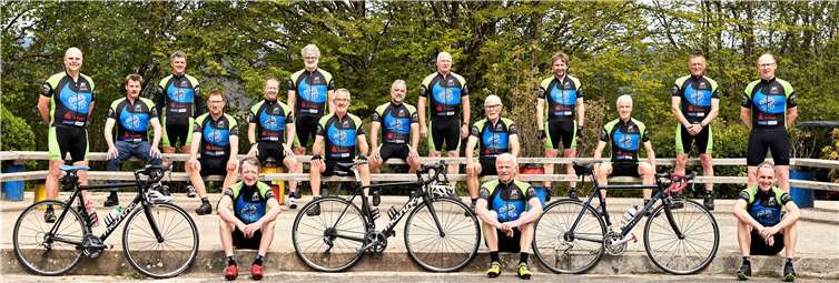 Die neue „Equipe EuroDeK“ stellt sich bei der weitgehend digitalen Gründung im neuen einheitlichen Radsportdress mit Eindruck der Sponsoren dem Photographen (es fehlen Elmar Kloss, Oliver Thome, Torsten Schmitz sowie Dieter Lehman als Begleitfahrer). Foto: privat