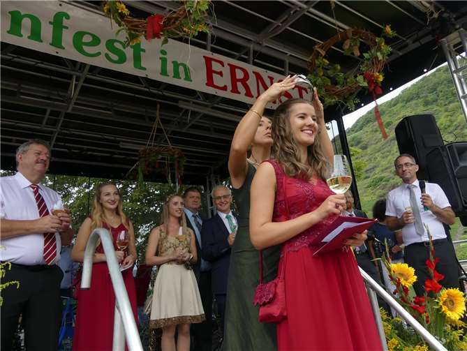 Die neue Ernster Weinkönigin Sarah I. wurde von ihrer Vorgängerin Lydia zur künftigen Regentin gekrönt.