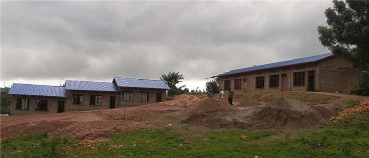 Die neue FLY & HELP-Schule in Ruanda, die auf dem Foto noch im Bau ist, wird am 10. Februar feierlich eröffnet. Quelle: röhrig