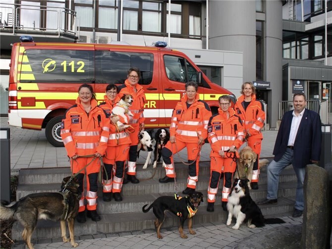 Die neue Fachgruppe Suchhunde der Feuerwehr VG Asbach.