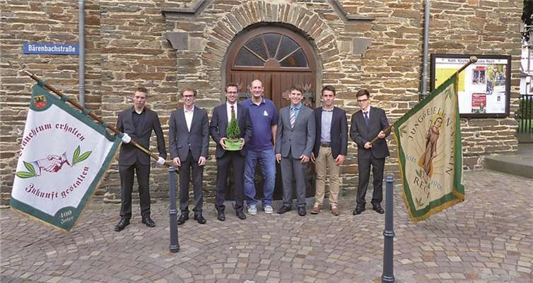 Die neue Fahne präsentierten Mitglieder des Junggesellenvereins stolz vor der Kirche.