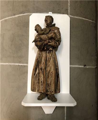 Die neue Figur wurde direkt über dem Opferstock angebracht. Foto: privat