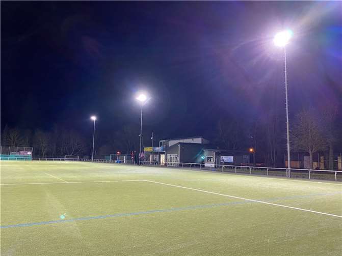 Die neue Flutlichtanlage der Sportanlage in Mendig.
