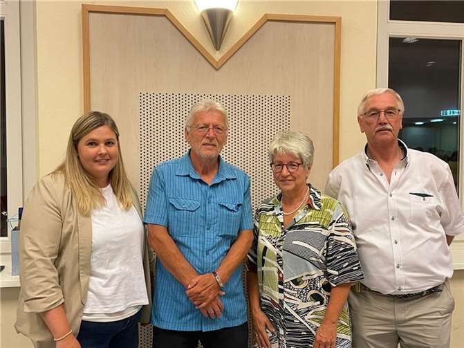 Die neue Fraktion besteht aus der Fraktionsvorsitzenden Gabriele Kohns (2. von rechts), Rudolf Theisen (rechts) und Johanna Manns (links). Foto: privat