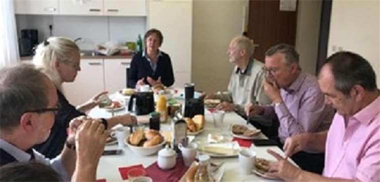 Die neue Fraktionssprecherin Karin Küsel gemeinsam mit Mitgliedern der SPD-Fraktion im Rahmen eines gemütlichen Frühstückes im angeregten politischen Gespräch.Foto: privat