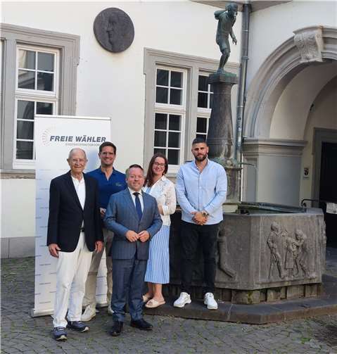 Die neue Freie Wähler Stadtratsfraktion von links nach rechts: Edgar Kühlenthal, Christian Altmaier, Stephan Wefelscheid, Julia Kübler und Marlon Reinhardt.  Foto: Dennis Ekermann