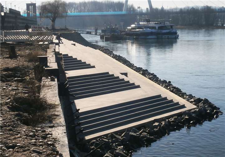 Die neue Freitreppe am Rheinufer ist jetzt komplett.Foto: Stadt Neuwied