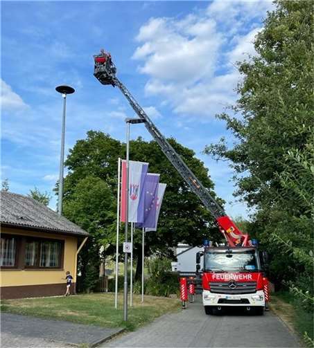 Die neue Funkantenne wird installiert. Quelle: Feuerwehr Förderverein Dreckenach